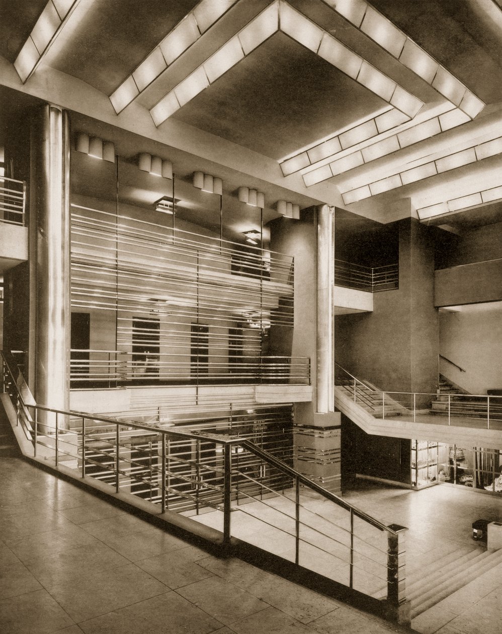 A Pigalle Színház aula lépcsőháza és grillerkélye, 1920-as évek alkotó: French Photographer