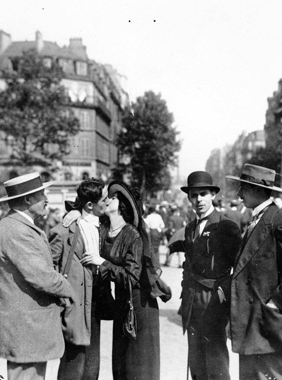 Az utolsó csókok a párizsi Gare de Lyonban, a háborúba indulás előtt, 1914. augusztus 10-20. alkotó: French Photographer