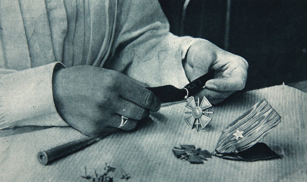 A Croix de Guerre gyártása, illusztráció a The Illustrated War Newsból, 1917. január 10. alkotó: French Photographer