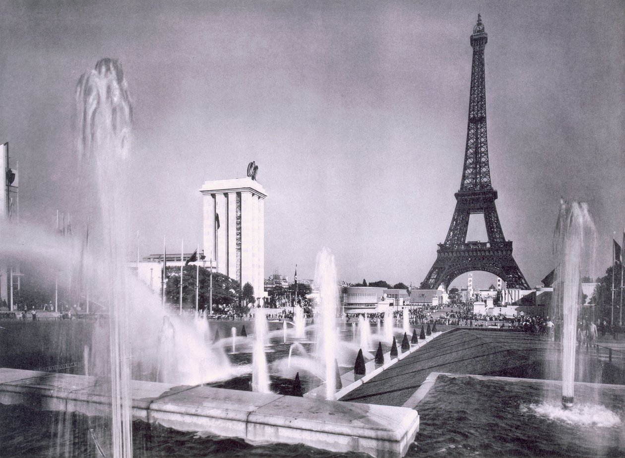 Dísztavak az Eiffel-torony előtt, a Párizsi Nemzetközi Kiállítás idején, 1937 alkotó: French Photographer