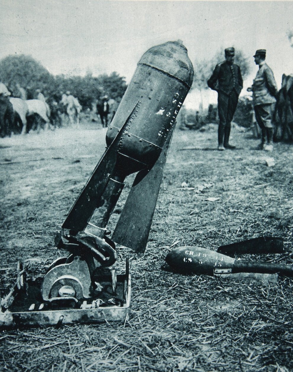Alternatív megoldásként bombákkal használható: légi torpedó egy lövészárok-mozsárban, illusztráció a The Illustrated War Newsból, 1917. január alkotó: French Photographer