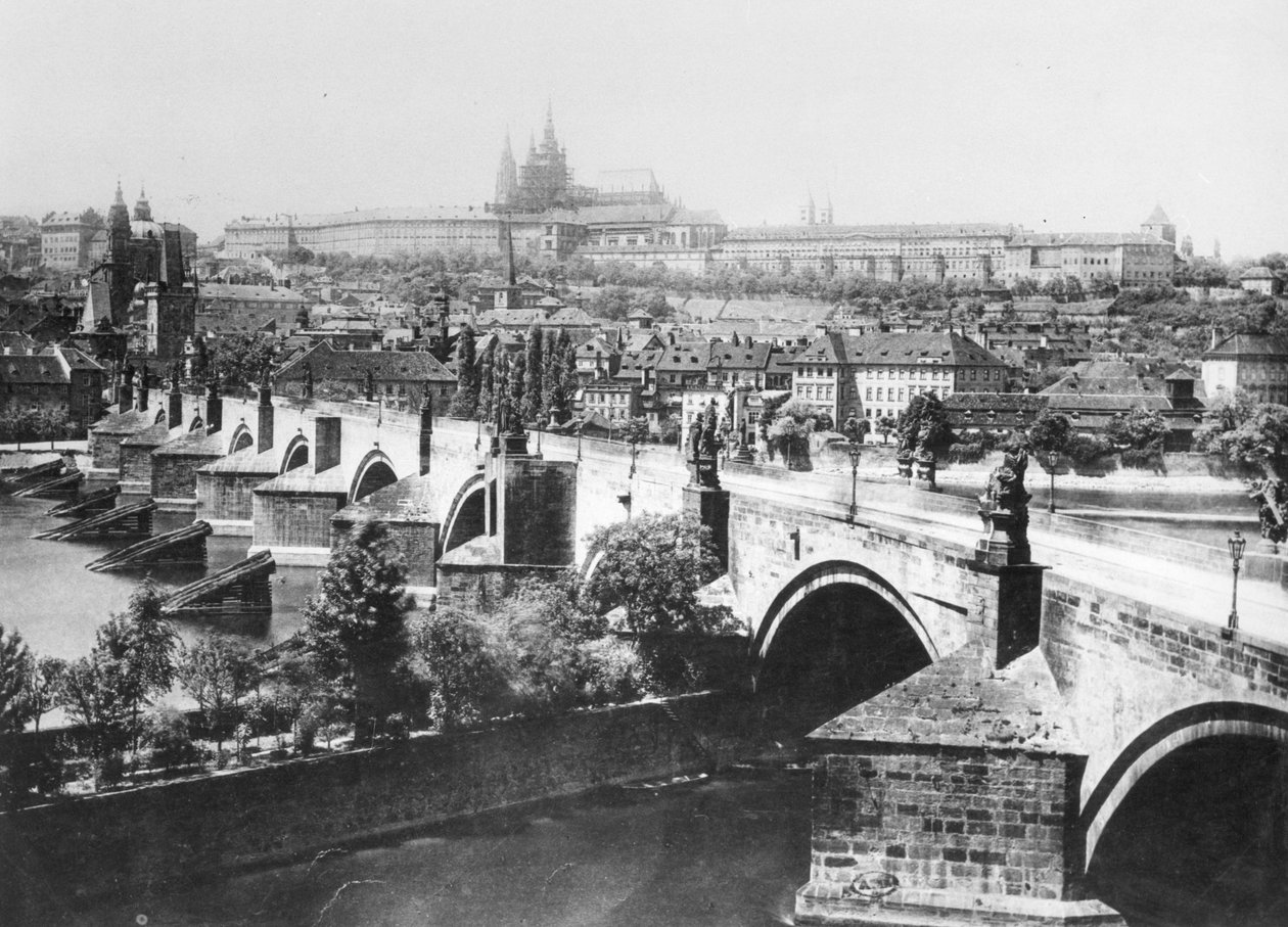 Prágai kilátás a császári palotával (Hradschin) és a Károly-híddal, 19. század végén alkotó: French Photographer