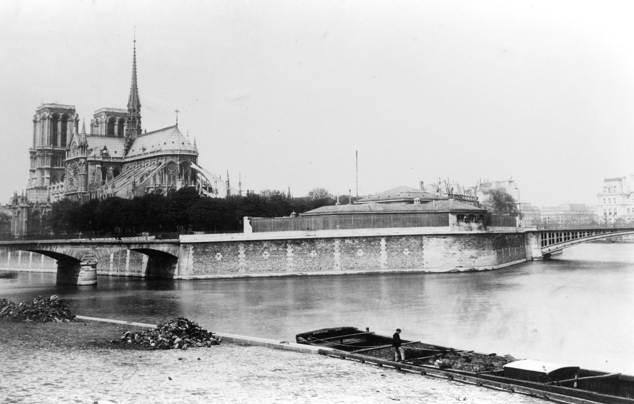 Kilátás a párizsi Notre-Dame-székesegyházra, a Quai de la Tournelle-re és a Szajna folyóra, 1900 körül alkotó: French Photographer