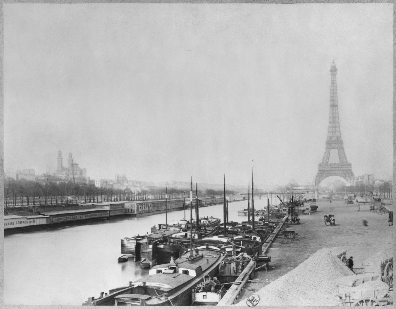 Kilátás a Szajna partjára és az Eiffel-toronyra, Párizs alkotó: French Photographer