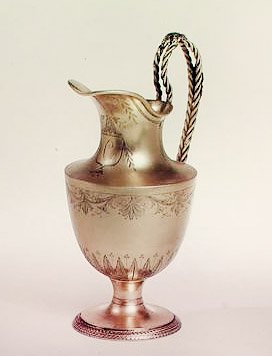 Krémes kancsó, formális levelekkel és loncsal díszítve, Párizs, 1800 körül (ezüst aranyozott) alkotó: French School