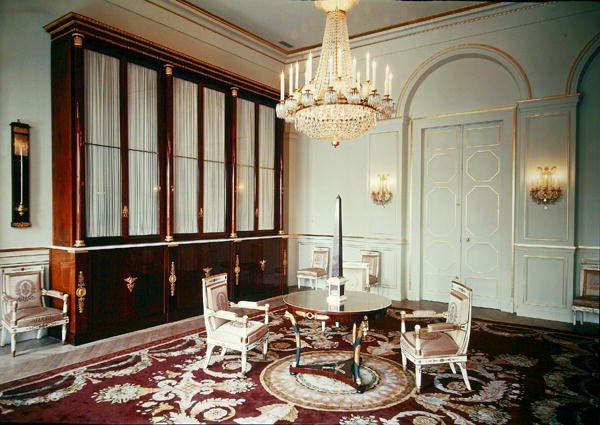 A könyvtár belseje Eugene de Beauharnais herceg (1781-1824) lakásában alkotó: French School