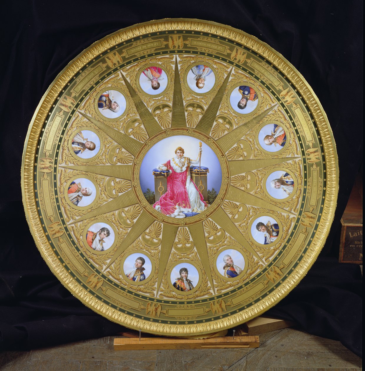 Austerlitz-asztal, berakásos Sevres-plakettekkel, amelyek Napóleon 1808-10-es austerlitz-i győzelmének állítanak emléket (arany és porcelán) (lásd még 232838). alkotó: French School