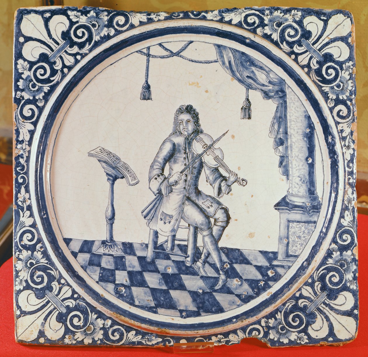 Hegedűst ábrázoló csempe, Rouenből, 1706 (fajansz) alkotó: French School