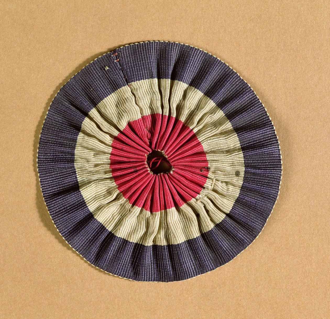 Háromszínű rozetta (textil) alkotó: French School