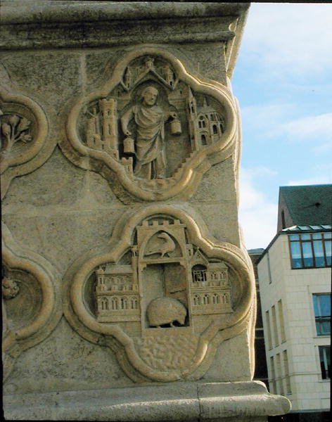 Két négyszárnyú a nyugati front bal középső támpillérén, 1220 körül alkotó: French School