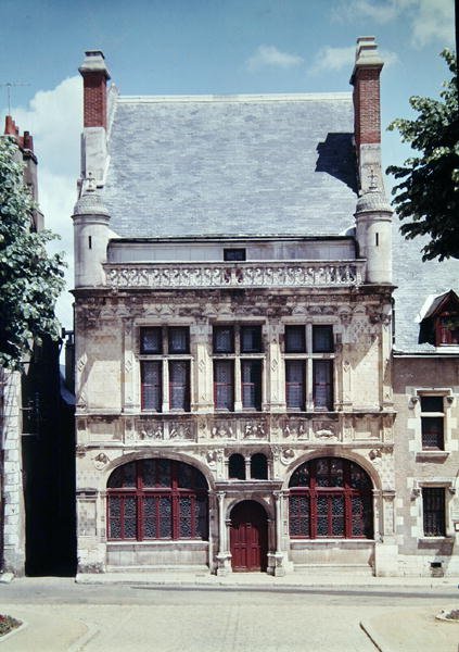 Kilátás az 1526-28 között épült Hotel de Ville-re alkotó: French School