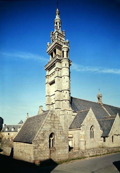 Kilátás az 1550 körül épült Notre-Dame de Kroaz-Baz templom harangtornyára alkotó: French School