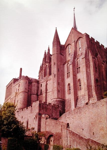 Kilátás az apátság bejáratára, a barbakánnal védett Tour des Corbins-szal alkotó: French School