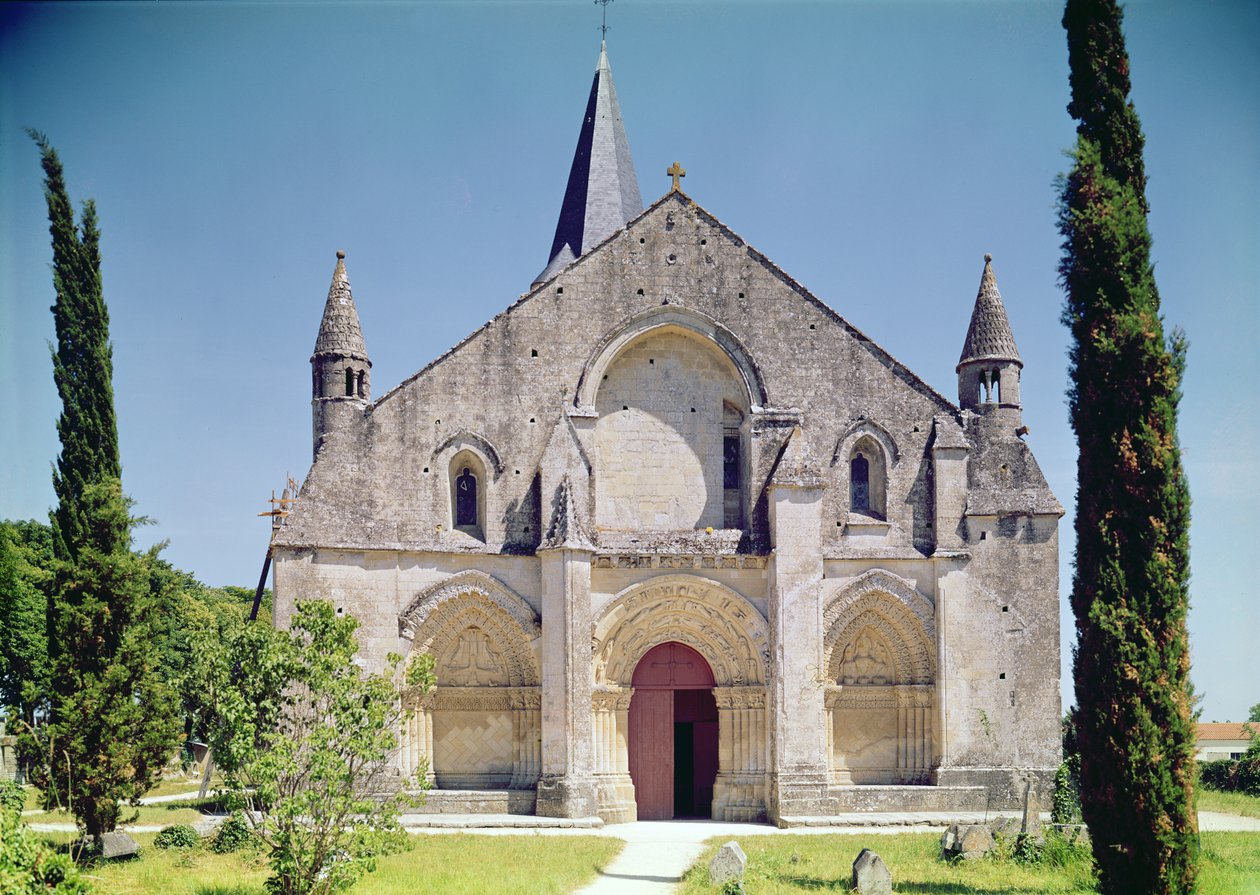 Kilátás a Szent Pierre-templom homlokzatára, 1150-75 alkotó: French School