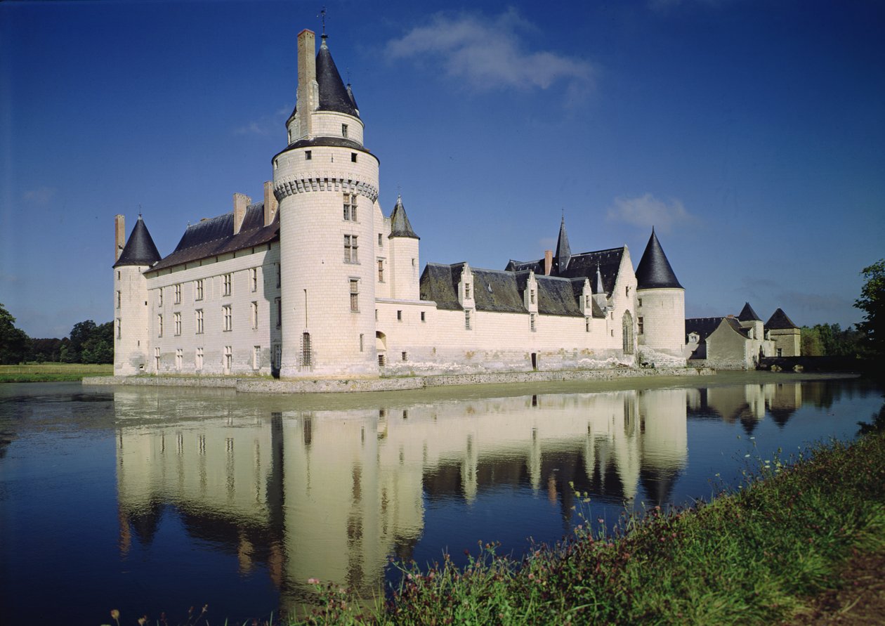 Kilátás a kastélyra és az 1468-73 között épült Chateau du Plessis-Bourre déli és keleti homlokzatára alkotó: French School