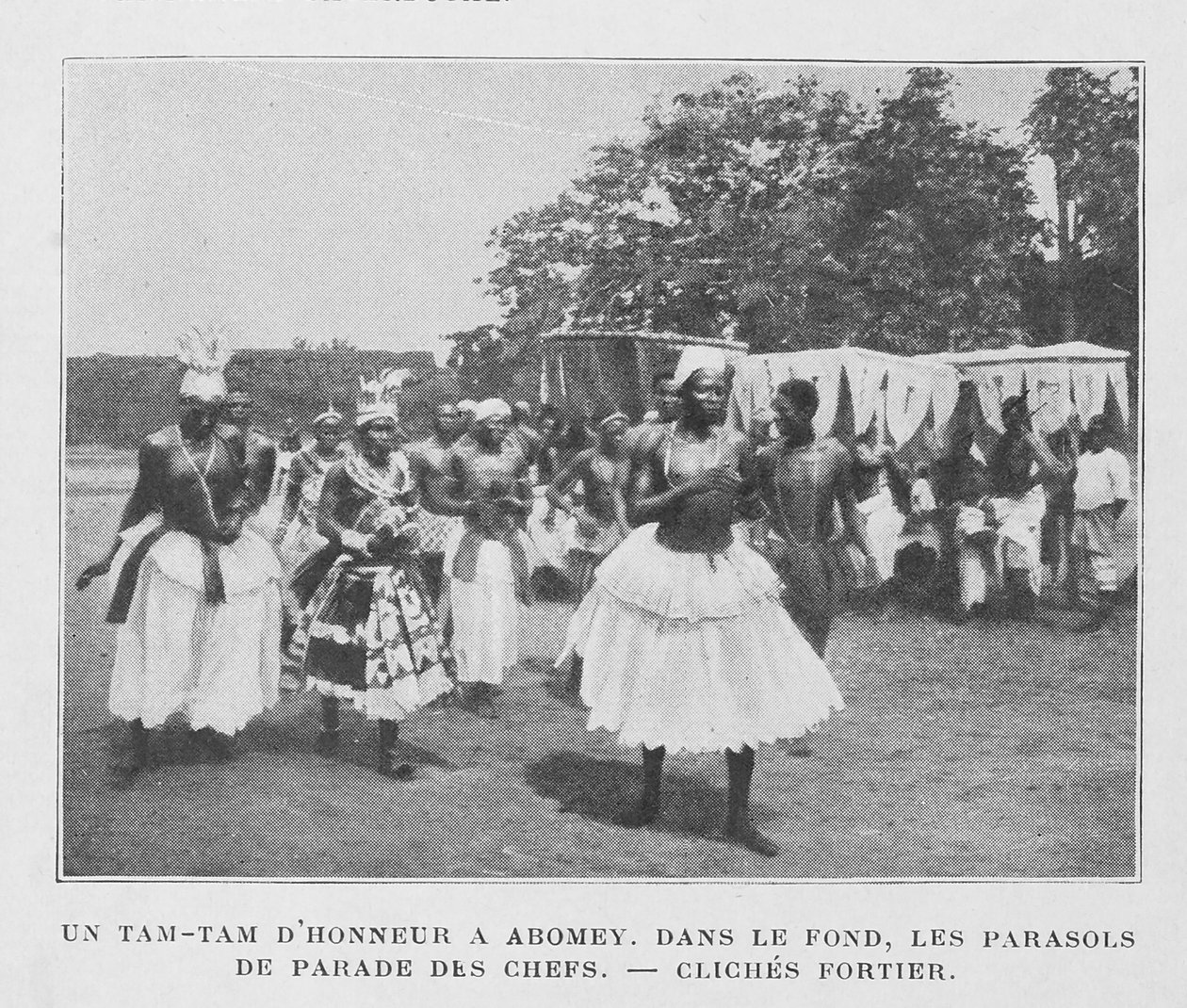 Egy Tam-Tam tiszteletbeli Abomeyben, a háttérben a főnökök napernyőivel alkotó: French Photographer