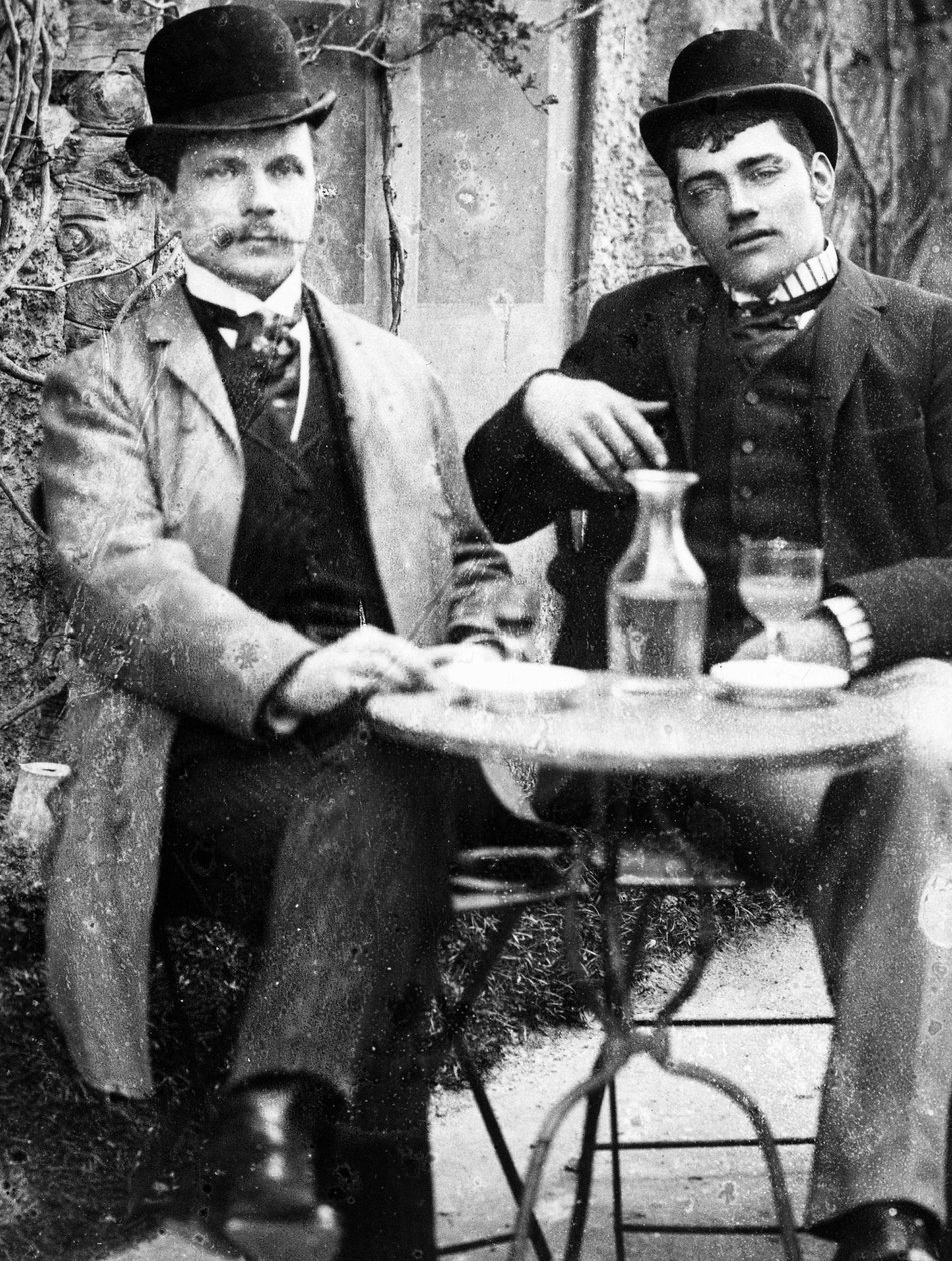 Egy chatelain (Ducos) és kocsisa egy kávézó teraszán ülve abszintot isznak - fénykép, 1890 körül alkotó: French Photographer