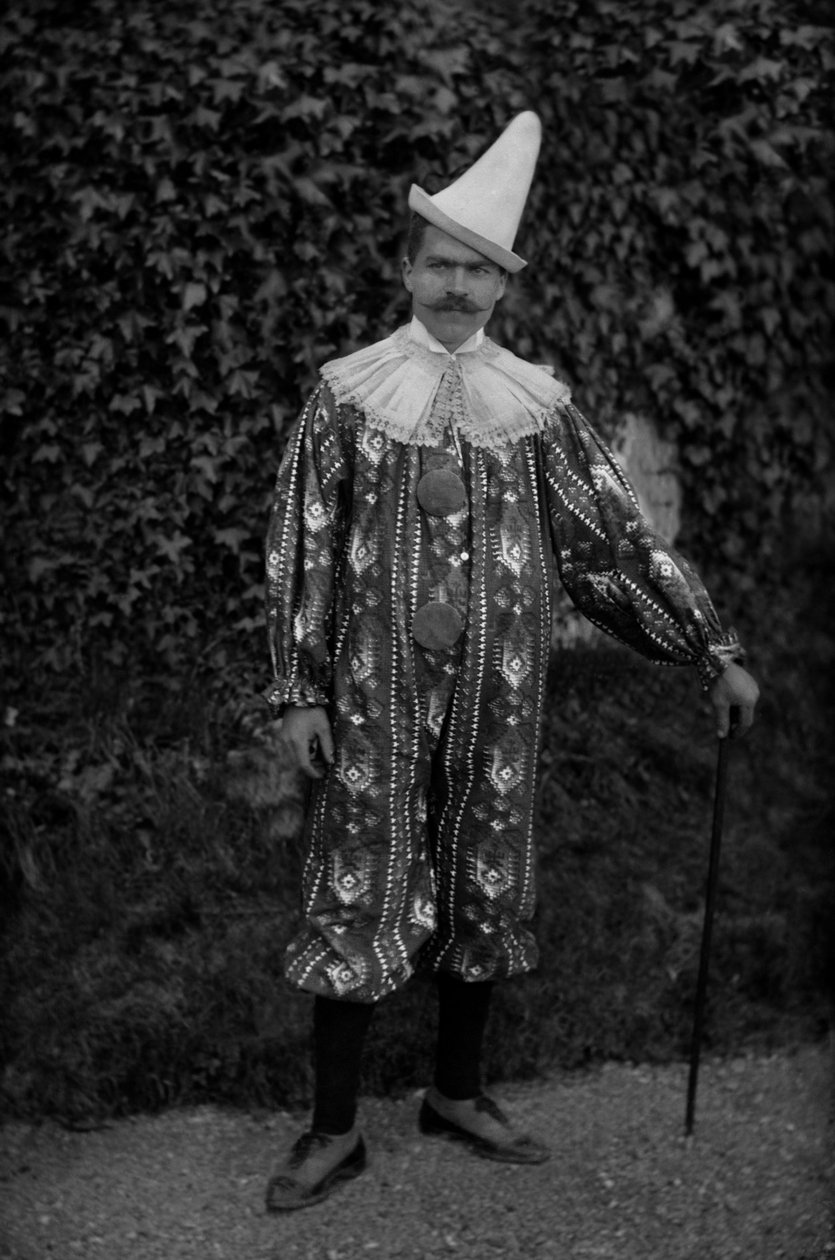 Egy férfi bohócjelmezben pózol a Septfontaines-i apátságban, Bourmont en Haute Marne közelében. Fényképészet a 19. század végén. Ducos kollekció. alkotó: French Photographer