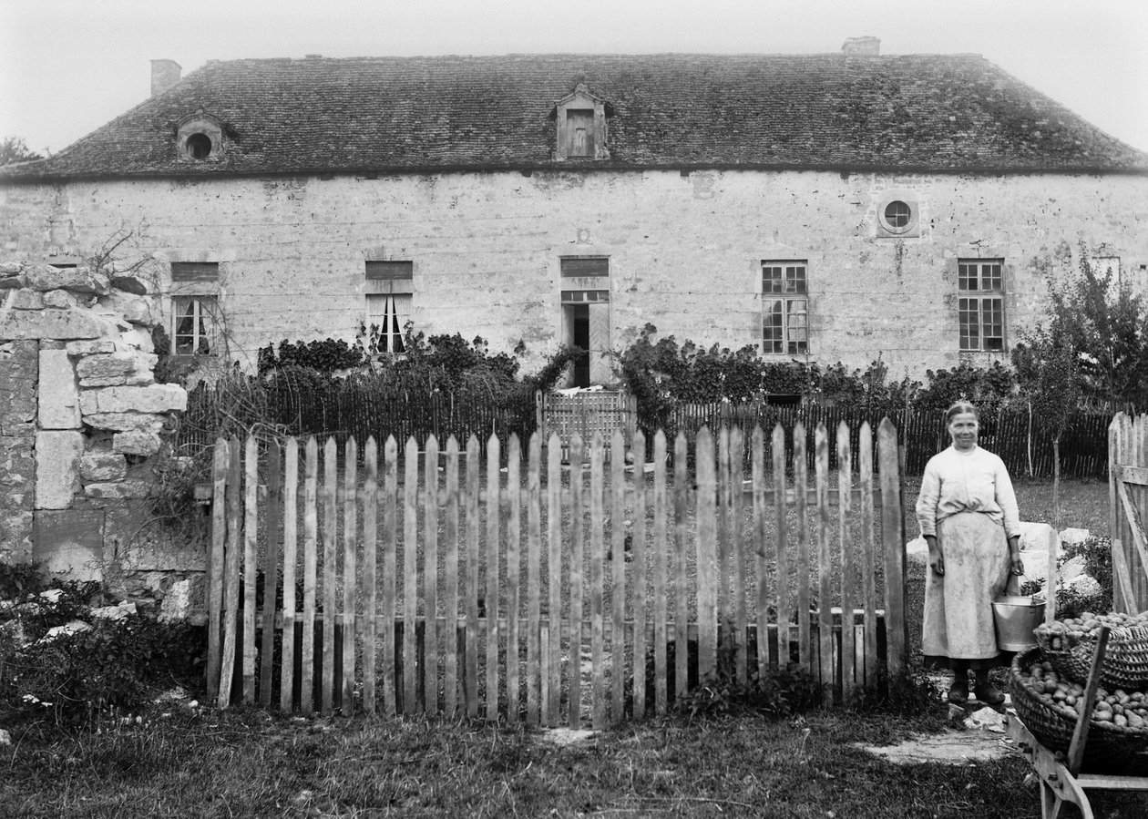 Egy parasztasszony a farmja előtt, Bourmont közelében, Haute Marne-ban. Fényképészet a 19. század végén. Ducos kollekció. alkotó: French Photographer
