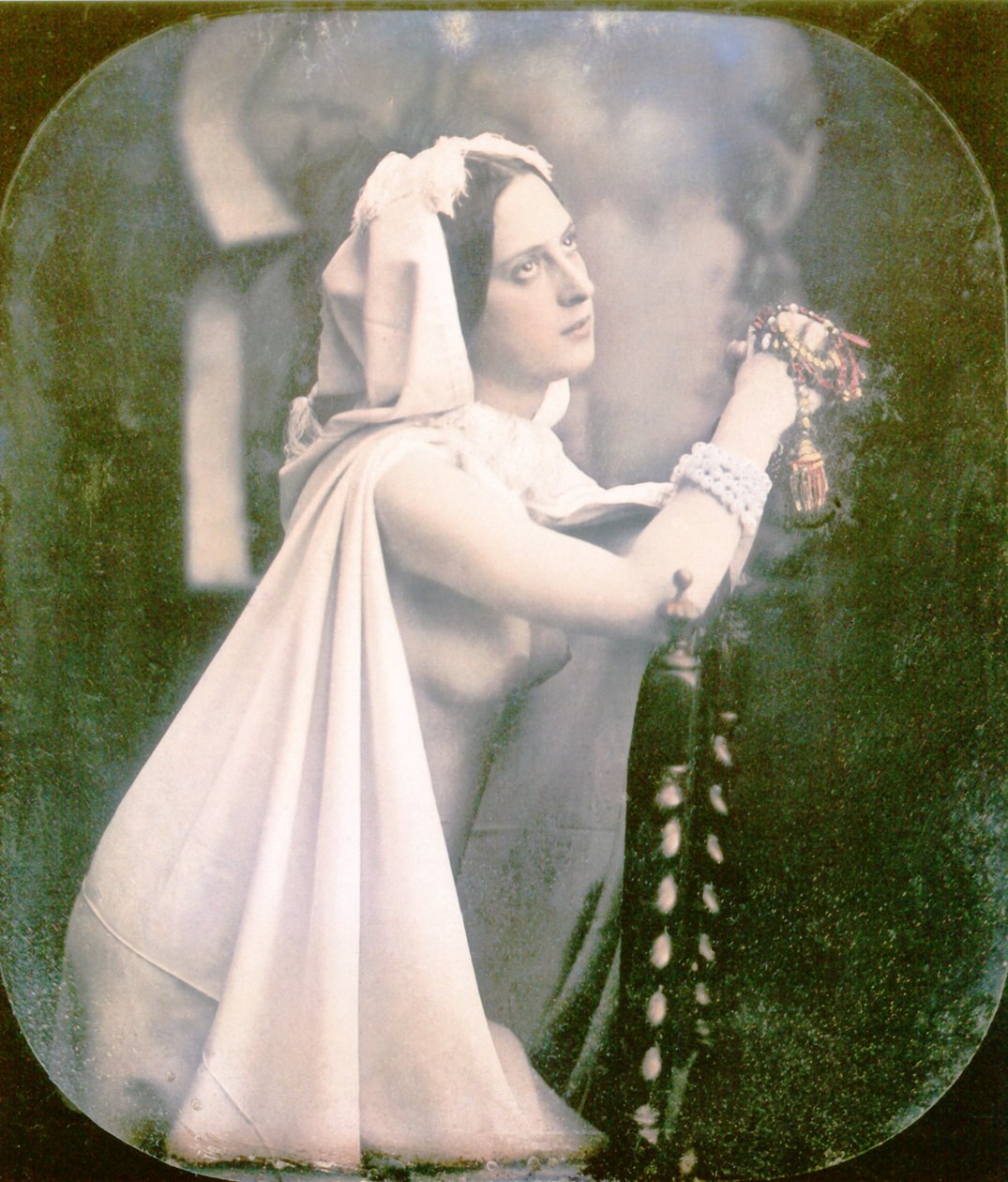 Egy nő egy széken térdelve imádkozik, 1850 (kézzel színezett sztereoszkópikus dagerrotípia) alkotó: French Photographer