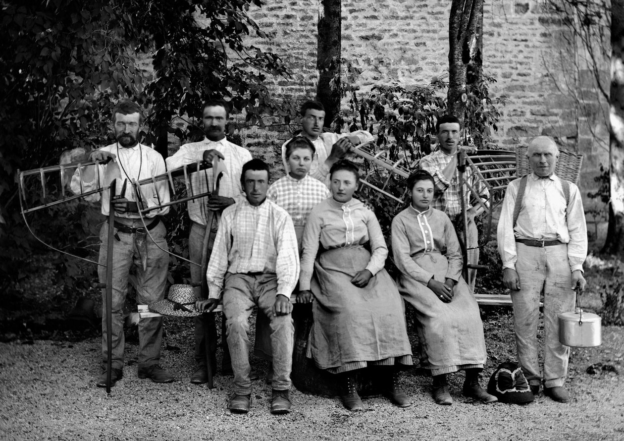 Mezőgazdasági munkások és szerszámaik, hamisítvány, rateau-ertrier (rake ertrier), fonott kosár és gyűjtemény címzettje egy Bourmont melletti farmon Haute-Marne-ban (Haute Marne), 1890 körül. Fényképészet. Ducos kollekció. alkotó: French Photographer