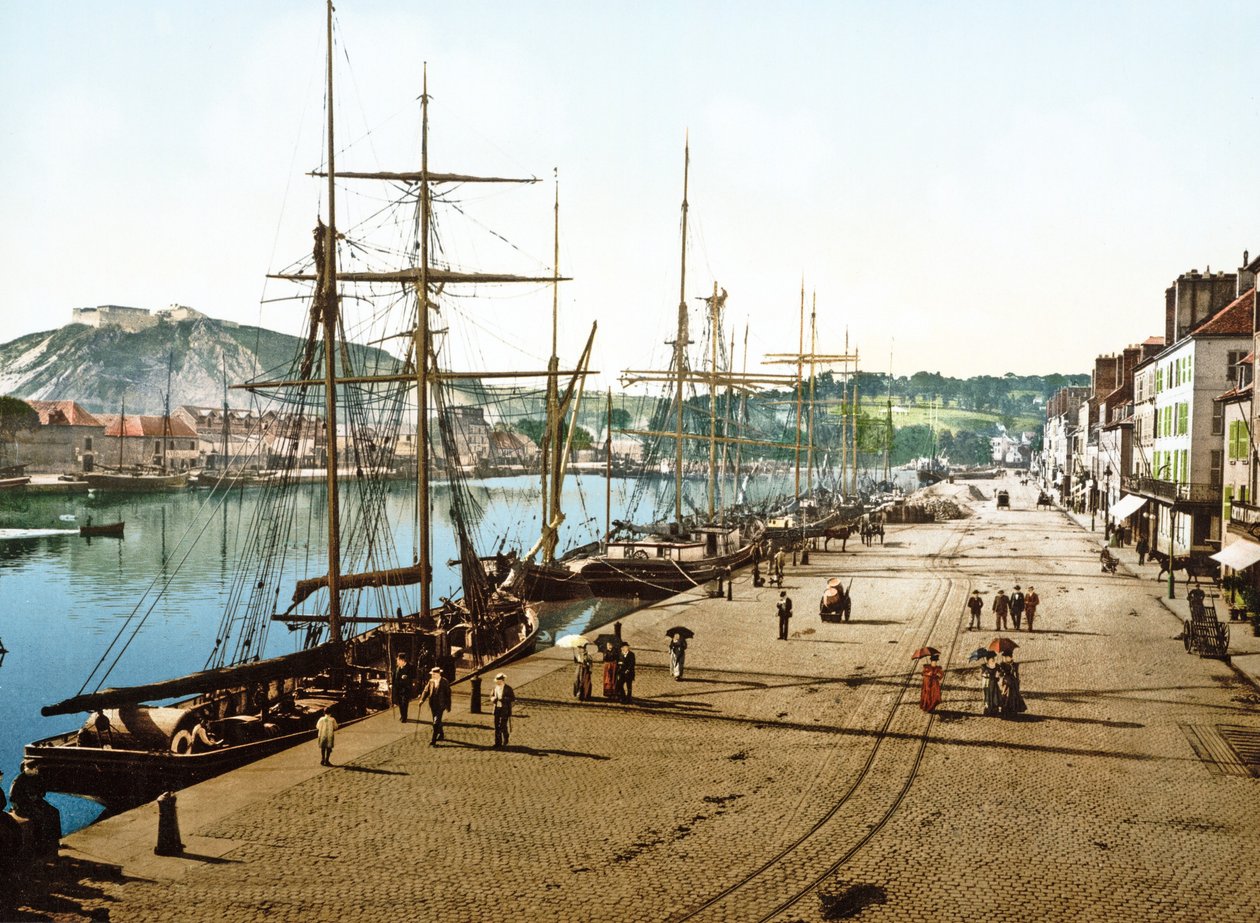 Cherbourgban kikötött hajók a háttérben a régi erőddel, 1890-1900 alkotó: French Photographer