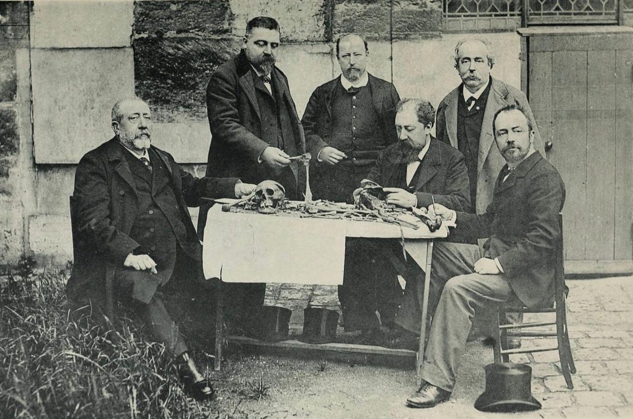 Egy fiatal férfi csontjai, 1846-ban exhumálva, tévesen XVII. Lajosnak tulajdonítva, balról jobbra, Magitot, de Backer, Quetin, Bilhaut, Talrich, Manouvrier alkotó: French Photographer