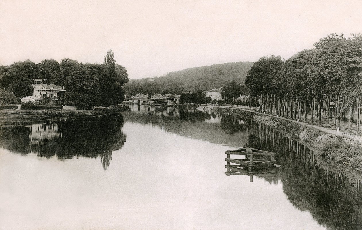 Bougival (Yvelines - 78 - Ile de France): a Szajna partjai a gyaloghídról nézve, a 20. század elején (f/w fotó) alkotó: French Photographer