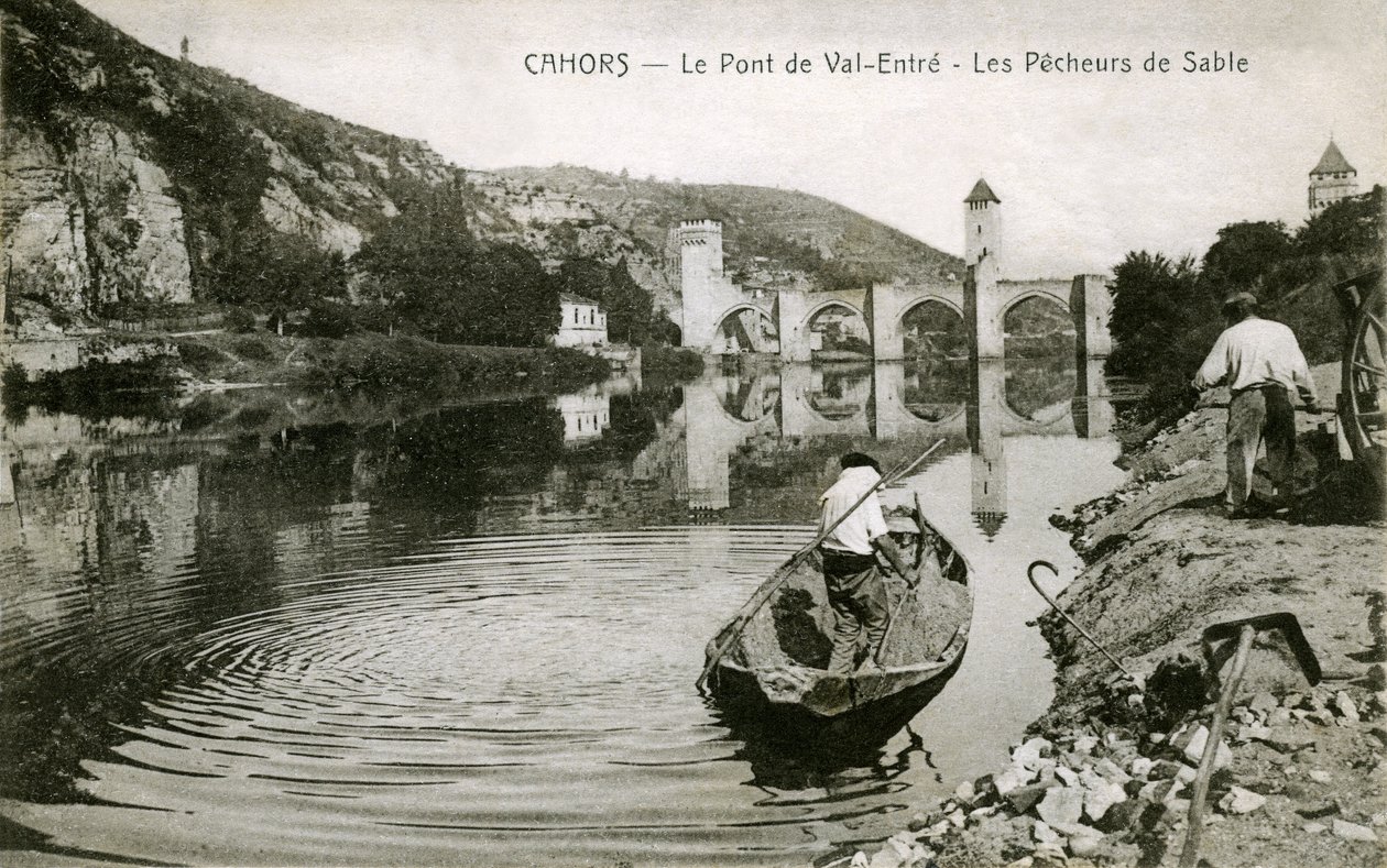 Cahors a 20. század elején: homoki halászok és csónakjaik a Loton, Val-entre (Valentre) hídja alkotó: French Photographer