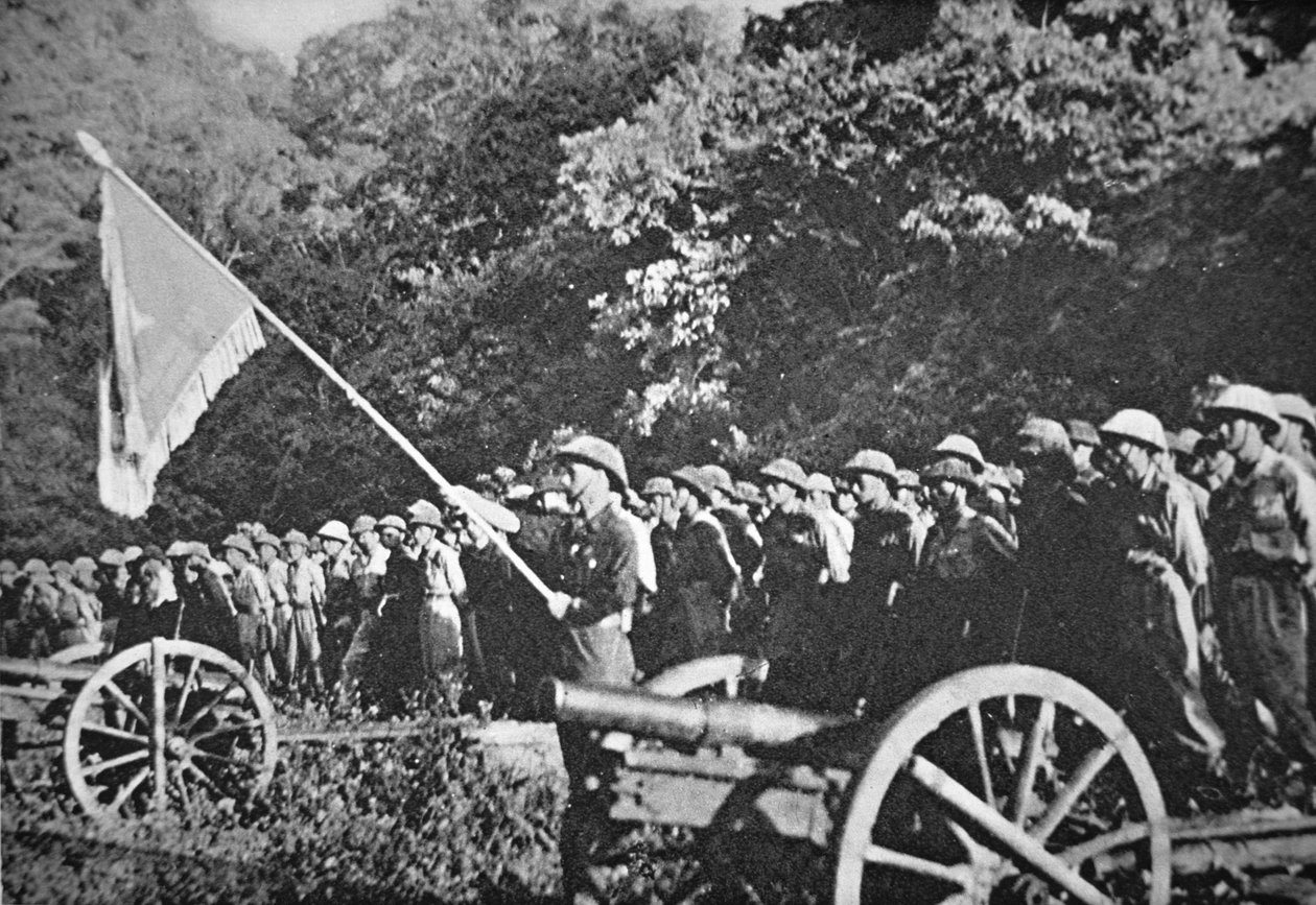 Kommunista Viet Minh csapatok felvonuláson könnyű tábori tüzérséggel Dien Bien Phu ostroma alatt, 1953. november – 1954. május (színes litó) alkotó: French Photographer