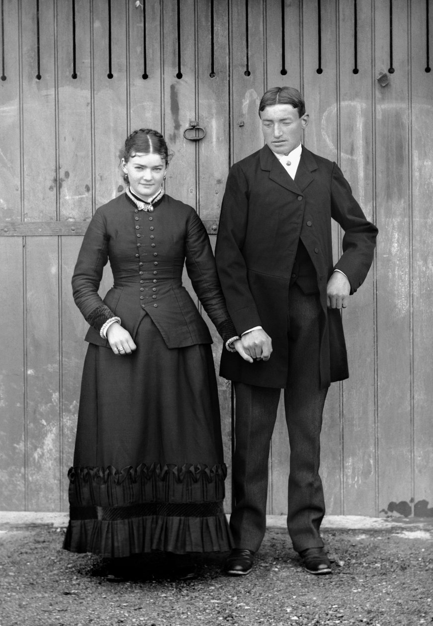 Házaspár vasárnap, hogy megünnepeljék fiuk elsőáldozását, Bourmont közelében Haute-Marne-ban (Haute Marne), 1880 körül. Ducos Collection. alkotó: French Photographer