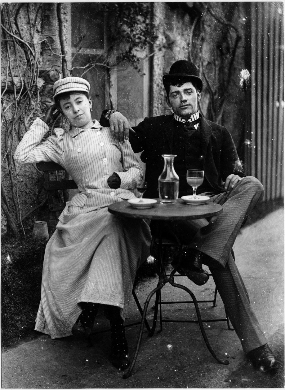 Pár egy kávézó teraszán és abszintot iszik - fotózás, 1890 körül alkotó: French Photographer