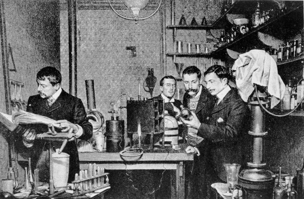 A Francia Alkímia és Asztrológiai Társaság igazgatói laboratóriumukban, 1903 alkotó: French Photographer