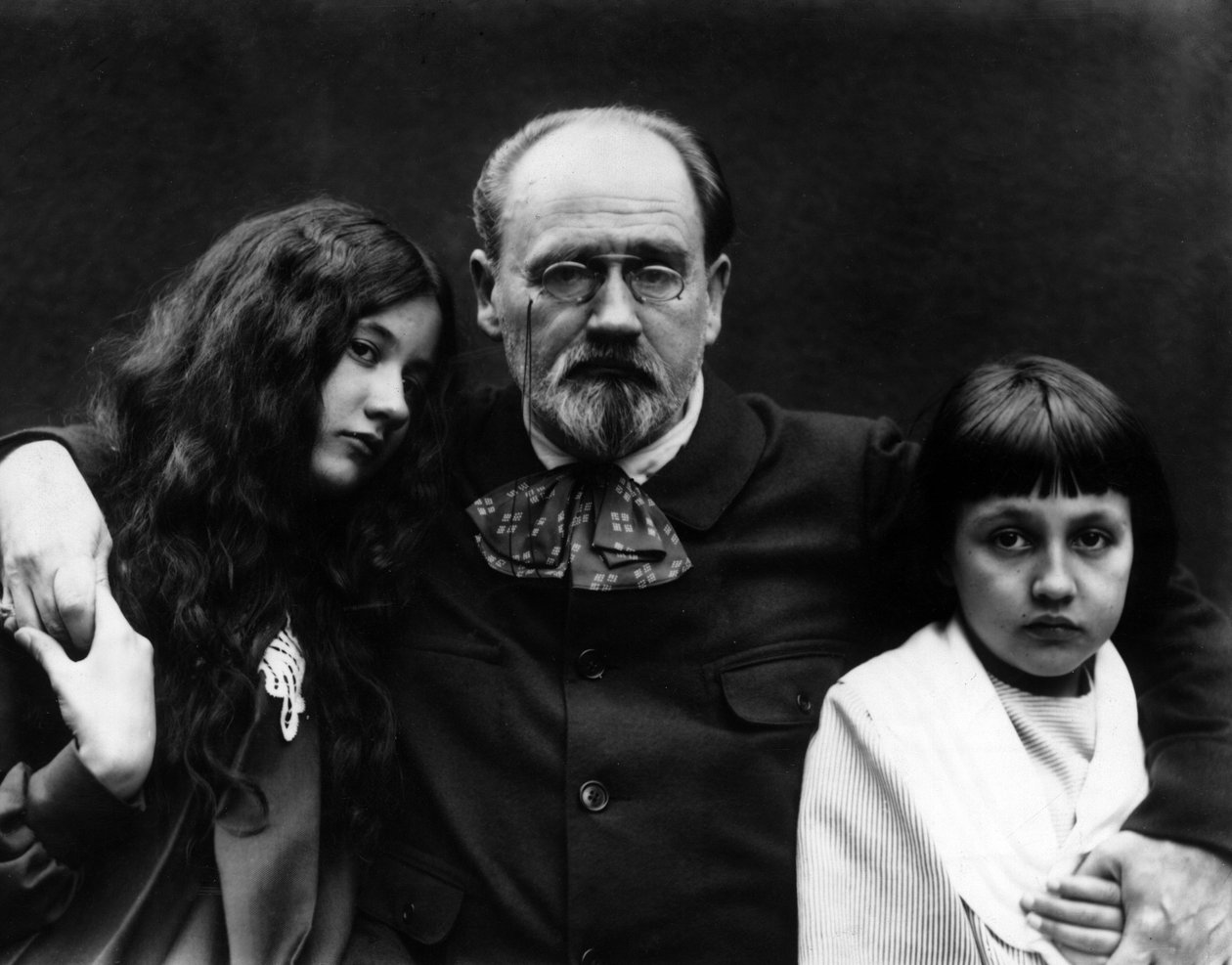 Emile Zola (1840-1902), író és francia újságíró a Verneuil-sur-Seine (Yvelines) kertjében gyermekeivel, Denise-szel és Jacques-szal. - Emile Zola (1840-1902), francia író és újságíró, otthonában, Verneuil-sur-Seine-ben (Yvelines) és ch. alkotó: French Photographer