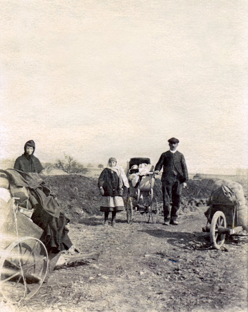 Egy parasztcsalád menekülése a harcok elől, Boulogne-la-Grasse közelében alkotó: French Photographer