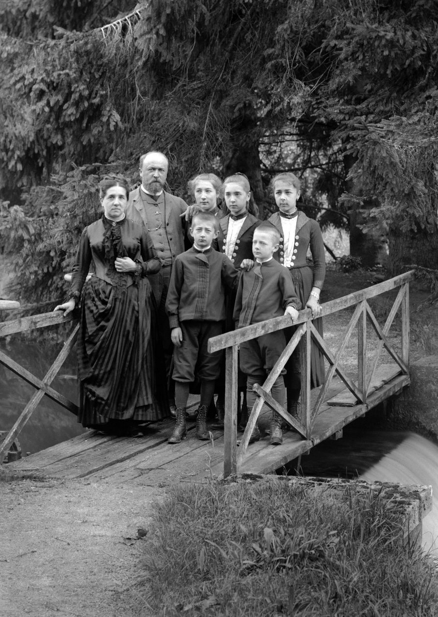 Városi lakosok családja, pózol a kertjükben, Bourmont közelében Haute-Marne-ban (Haute Marne), 1880 körül. Fényképészet. Ducos kollekció. alkotó: French Photographer