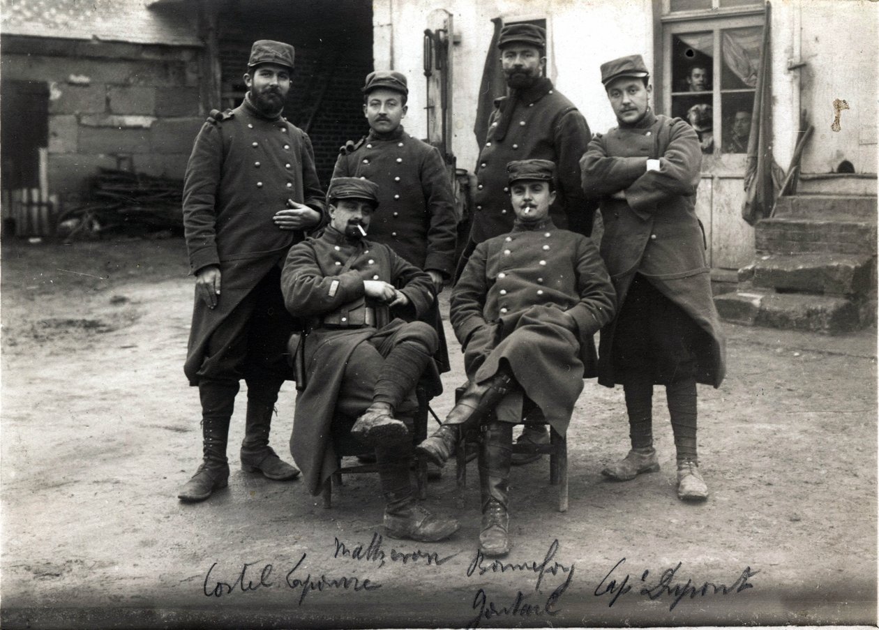 Első világháború (1914-1918): telefonálók és Debenedetti (?) ezredes vezérkarának titkárai, Laroque farm Roye sur Matz közelében (Roye-sur-Matz, Oise). 1915. március alkotó: French Photographer