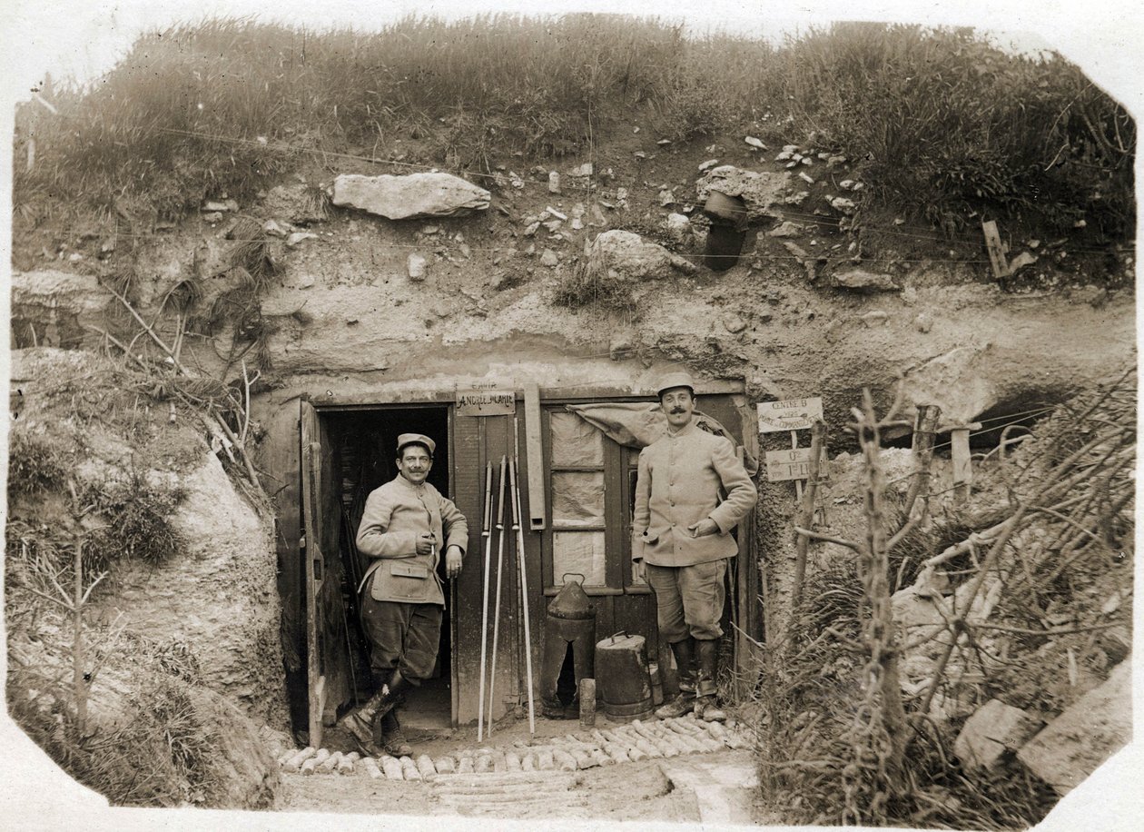 Első világháború (1914-1918): balról De Benedetti hadnagy, a titkár, jobbról a zászlóalj hadnagy parancsnoki beosztása. Közöttük biztosítékok, jelek, periszkóp, torpedók. 05/1916 alkotó: French Photographer
