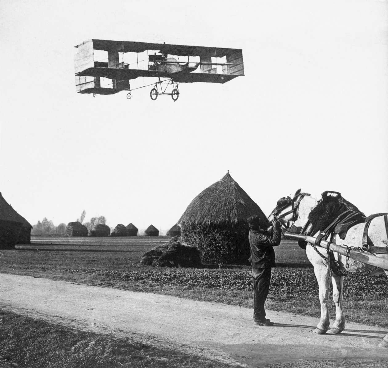 Henri Farman (1874-1958) repülőútja Chalonsból Reimsbe, 1908 alkotó: French Photographer
