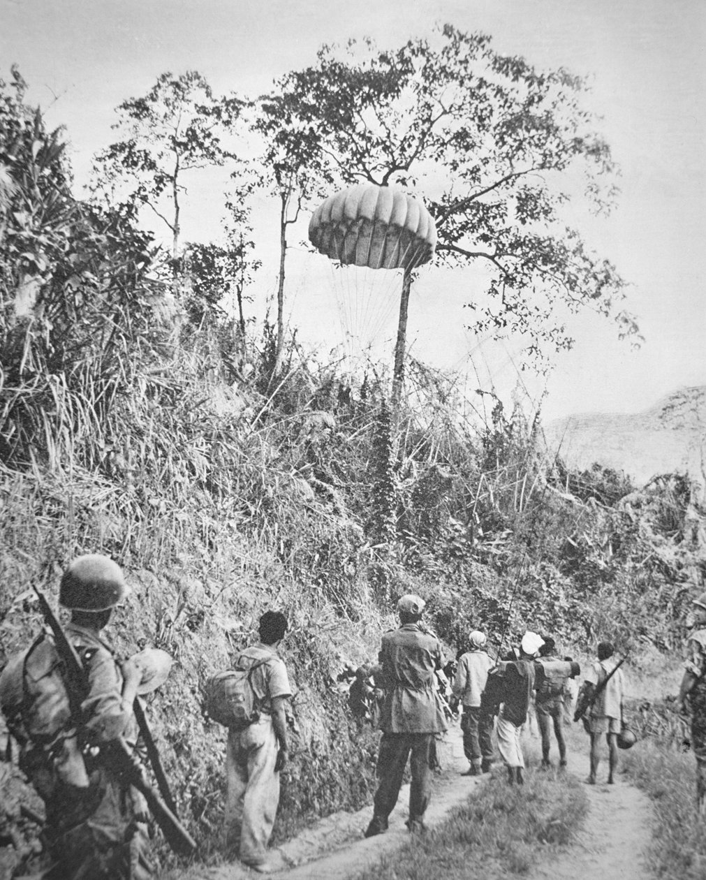 A francia és vietnami katonák visszaszerzik a Dien Bien Phu ostroma alatt, 1953 novembere és 1954 májusa között ejtőernyővel juttatott utánpótlást (f/w fotó) alkotó: French Photographer