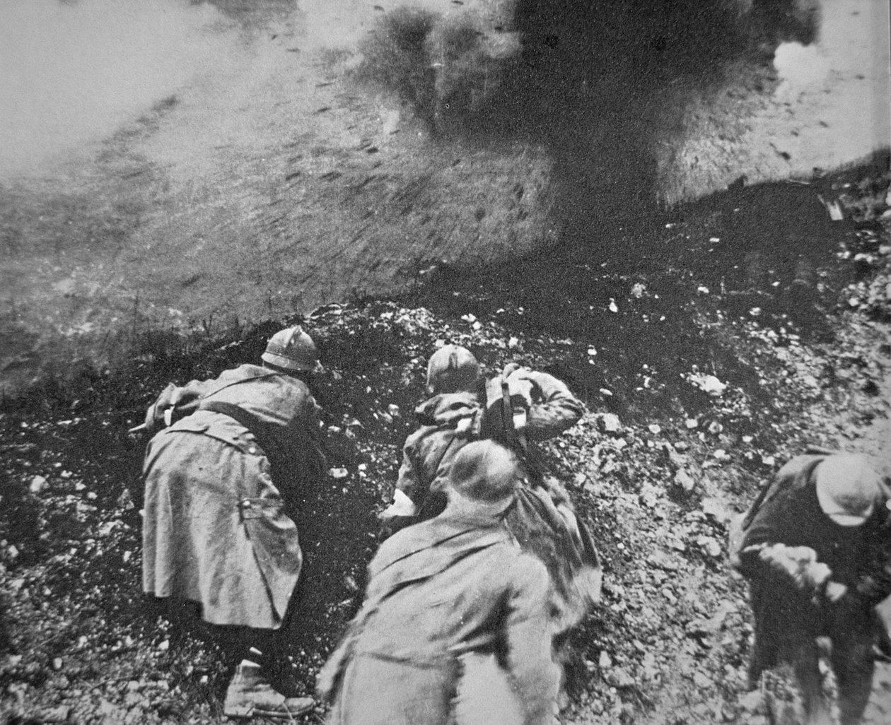 Francia gyalogság a német tüzérség tüze alatt a verduni csata alatt alkotó: French Photographer