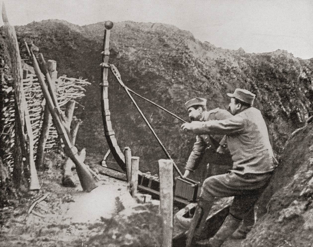 Francia katonák katapultot használva bombák dobására az első világháború alatt, a The Illustrated War Newsból, 1915 alkotó: French Photographer