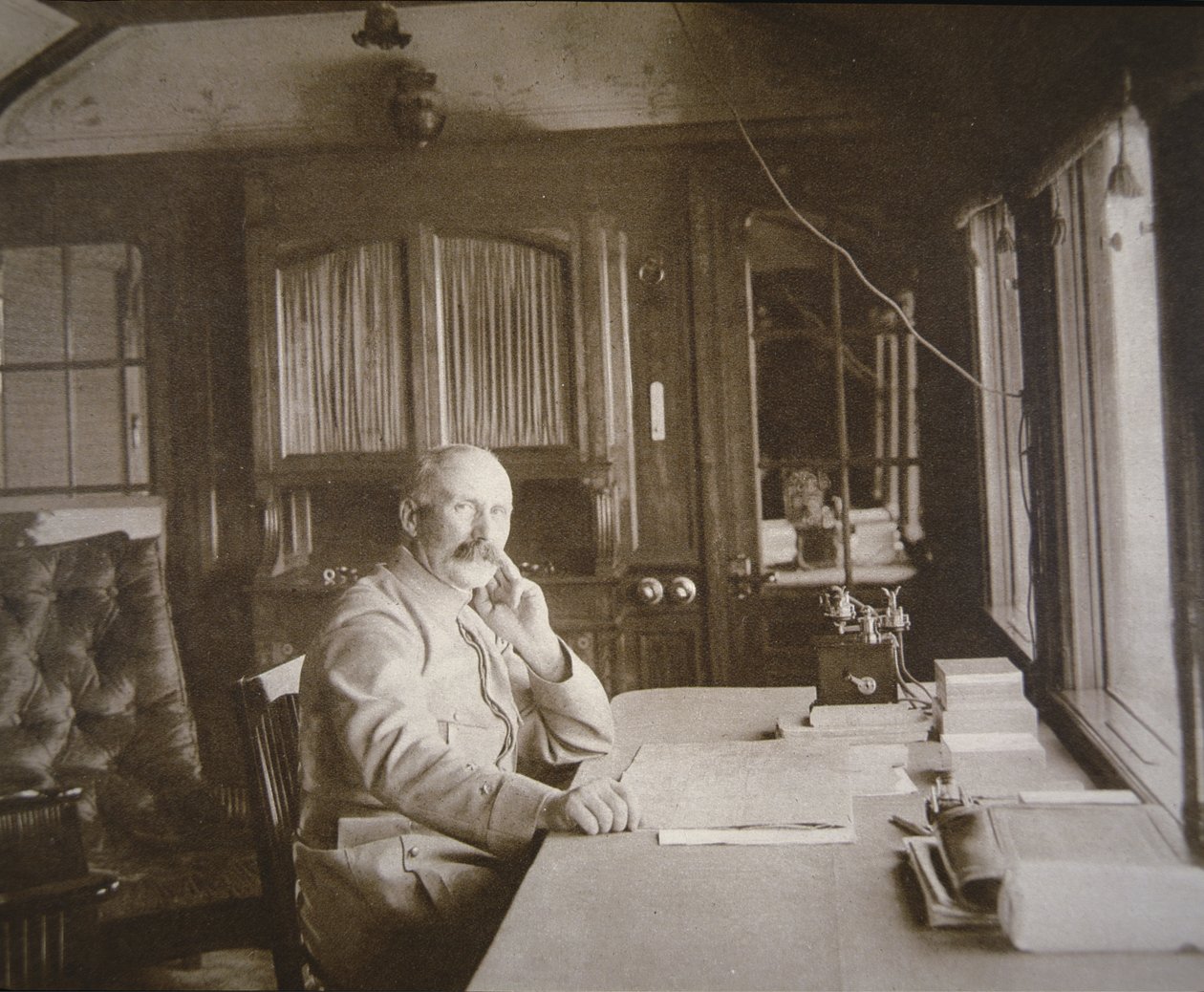Pétain tábornok a vasúti kocsi-szalon főhadiszállásán a verduni csata idején, 1916. február-december (f/w fotó) alkotó: French Photographer