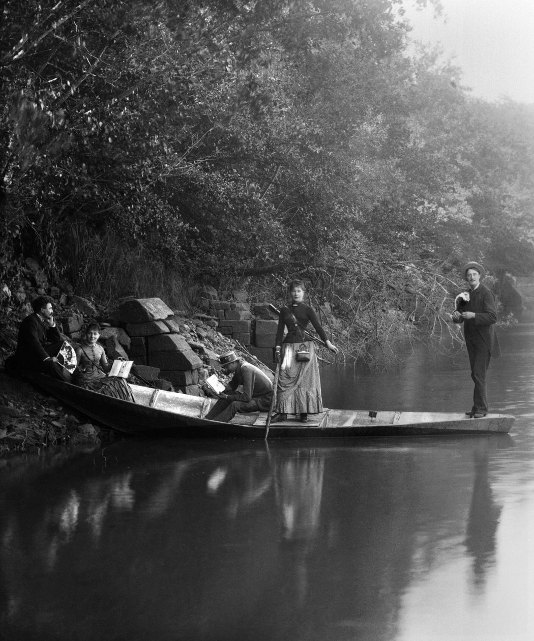 Baráti társaság, séta, pihenés egy hajón. Fényképészet a 19. század végén. Ducos kollekció. alkotó: French Photographer