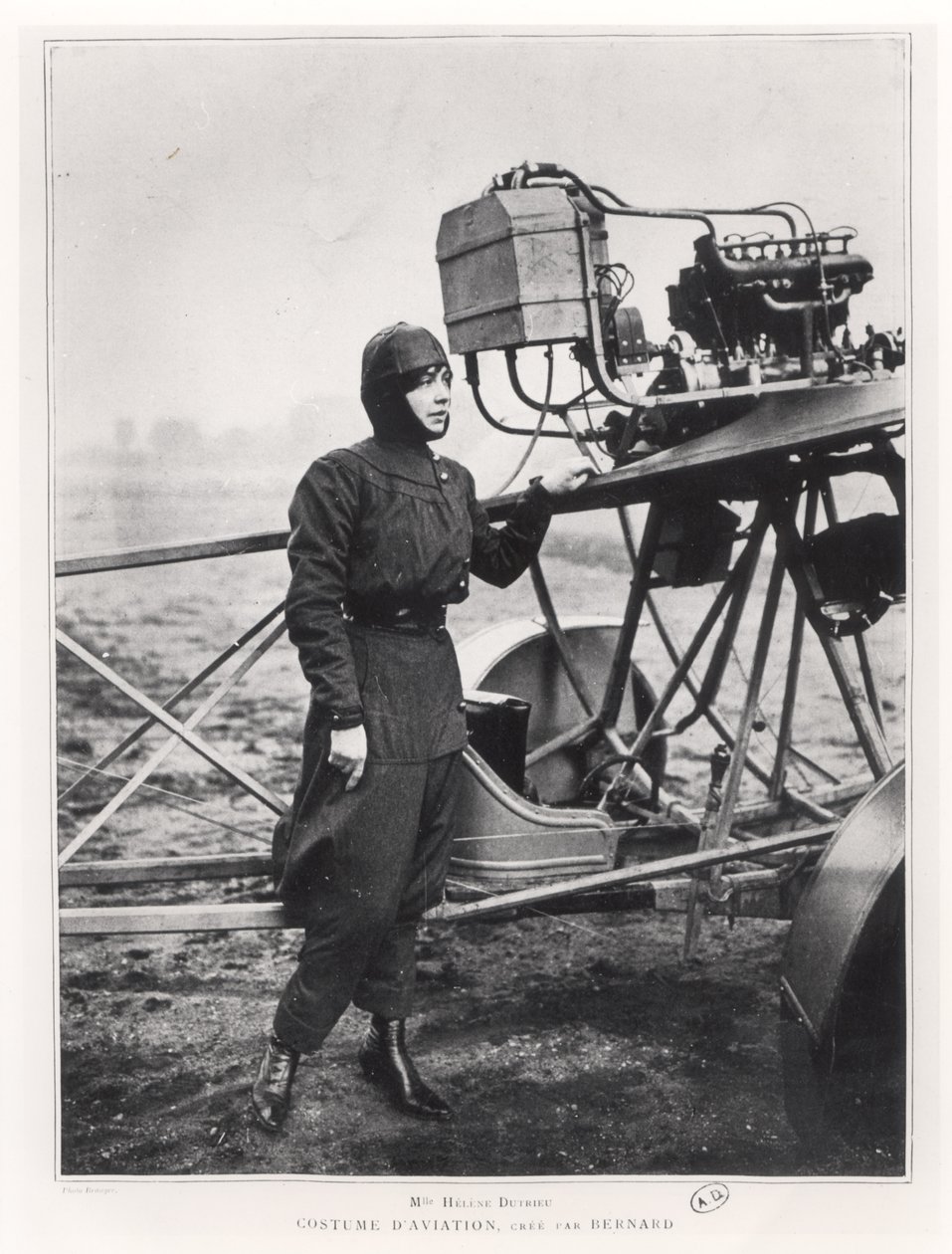 Helene Dutrieu (1877-1961) egy repülőgép mellett állt, 1914 előtt alkotó: French Photographer