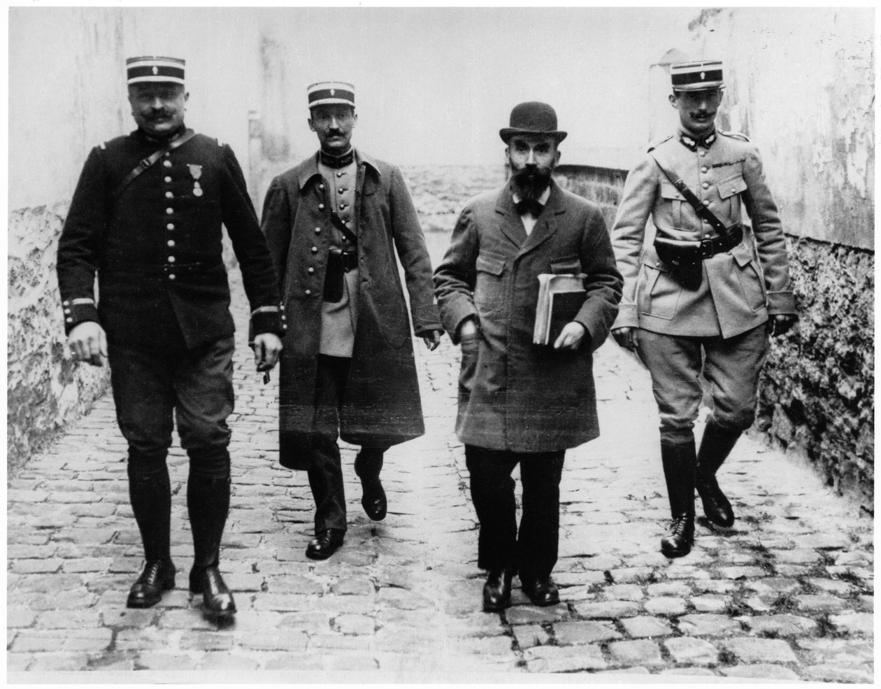 Henri Desire Landru (1869-1922) három rendőrrel, 1919 körül alkotó: French Photographer