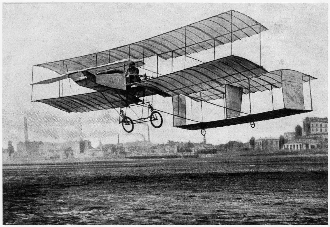 Henri Farman (1874-1958) Issy-les-Moulineaux-ban a Voisin-Farman 1, 1907-es gépén (fotóliter) alkotó: French Photographer