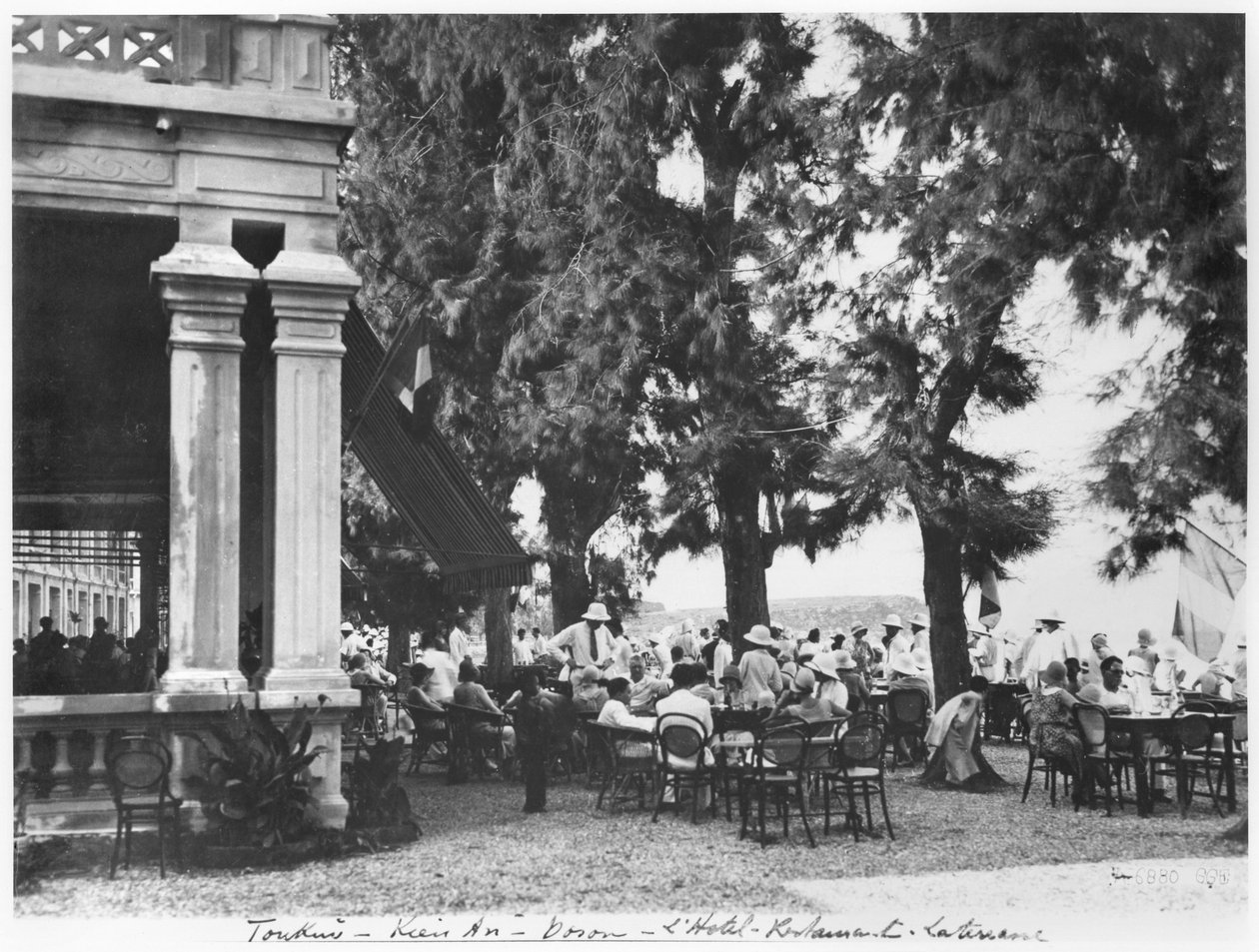 Hotel Restaurant Kien an Dosonban, 1920 körül alkotó: French Photographer