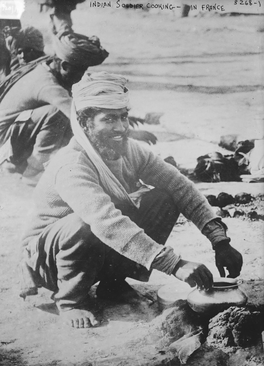 Indiai katona főzés Franciaországban, 1914-15 alkotó: French Photographer
