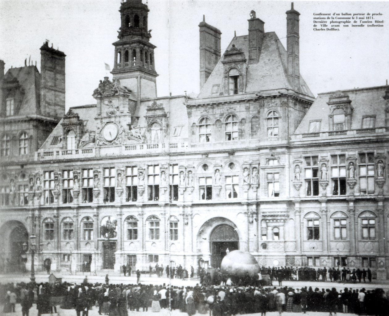 Egy léggömb felfújása a hozzá csatolt kommün nyilatkozatokkal a párizsi Hotel de Ville előtt, 1871. május 3. alkotó: French Photographer